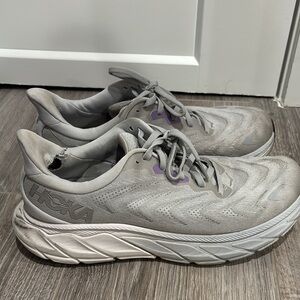 Hoka Arahi 6 Gray and Purple Athletic Shoes for Performance